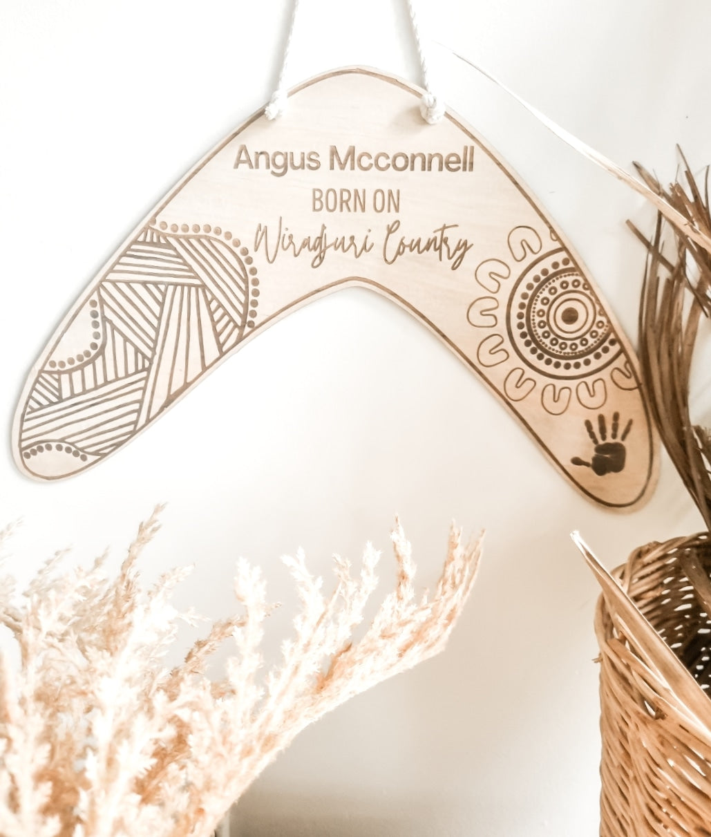 Wall hanger boomerang