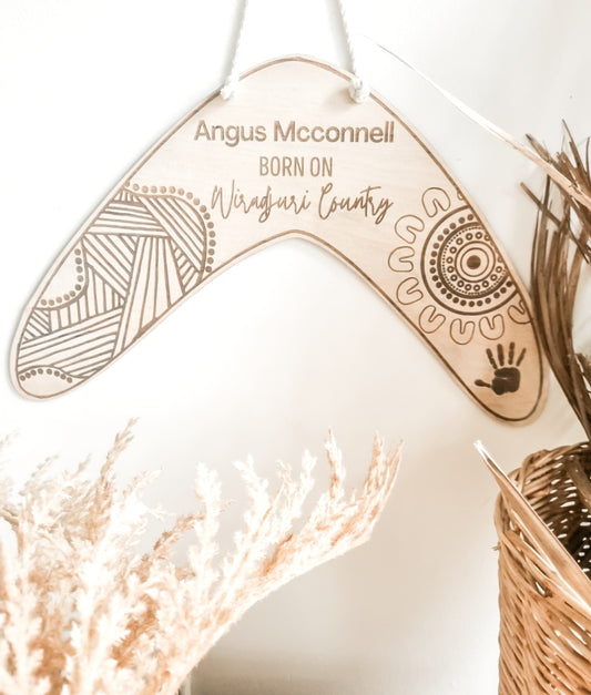 Wall hanger boomerang